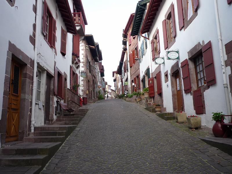 P1000840.JPG - St. Jean Pied-de-Port jellegzetes utcája felfelé