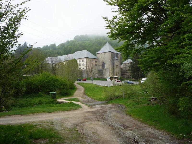 P1000932.JPG - 10 óra eltelte után pillantottam meg az elsõ célállomást Roncesvalles apátságát