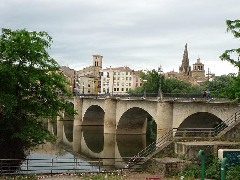 P1010765.JPG - Logrono gyünyürû hídja az Ebro folyó felett