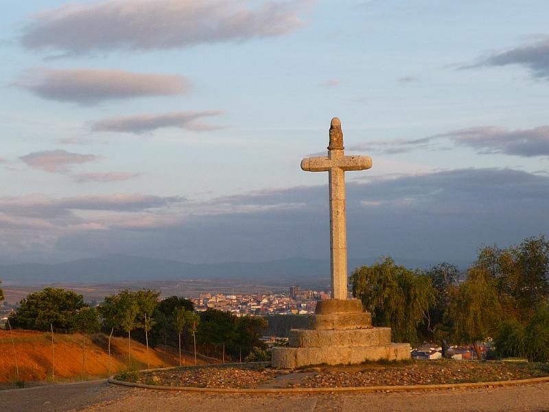 P1020897.JPG - a kereszt Toribiónak, Astorga V században élt püspökének állít emléket